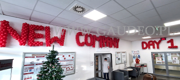 Napis ułożony z małych baloników. Balonowy napis jako dekoracja wejścia do zakładu.