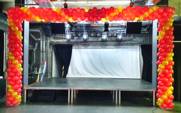 Brama z balonów jako dekoracja sceny w klubie. Brama balonowa w Warszawie.