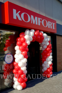 Brama z balonów w kształcie łuku na otwarcie sklepu Komfort. Brama balonowa jako dekoracja otwarcia sklepu w Rawiczu.