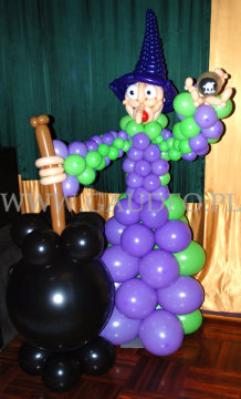 Czarownica zrobiona z balonów na imprezę firmową z okazji Halloween.