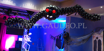 Pająk zrobiony z balonów na imprezę firmową z okazji Halloween.