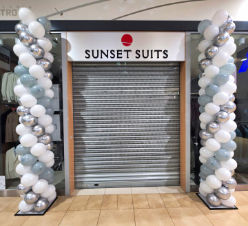 Kolumny balonowe w Galerii Ostrovia w Ostrowie Wielkopolskim jako urodzinowa dekoracja wejścia do salonu Sunset Suits