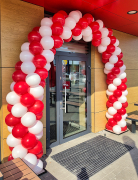 Brama z balonów przed wejściem do restauracji KFC w Warszawie pokazuje klientom że lokal już jest otwarty