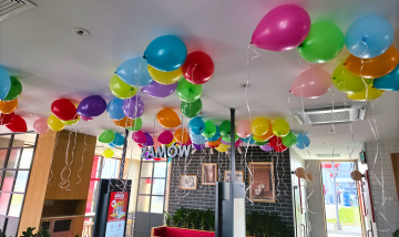 Balony z helem na otwarcie restauracji KFC w Warszawie jako pamiątka da gości