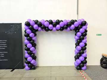 Brama balonowa jako tło do zdjęć w fabryce rowerów elektrycznych