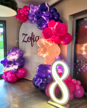 Ścianka z balonów zrobiona na 8 urodziny dziewczynki