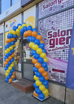 Brama z balonów w kształcie łuku jako dekoracja wejścia do salonu gier Lotto na ulicy Tęczowej we Wrocławiu