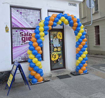 Brama z balonów jako dekoracja wejscia do salonu Gier Lotto we Wrocławiu na ulicy Pomorskiej