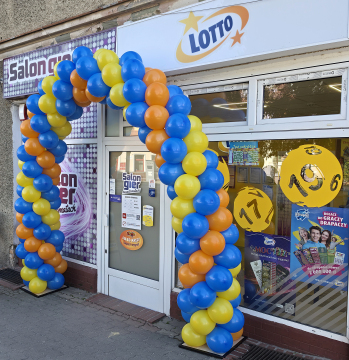 Łuk z balonów w Zarowie koło Świdnicy jako dekoracja w celu promocji Salonu Gier Lotto