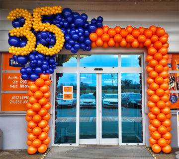 Brama z balonów jako dekoracja wejścia do sklepu firmowego Tarczyński z okazji 35 urodzin firmy