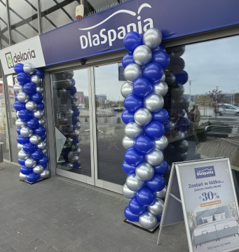 Srebrno-granatowe kolumny z balonów jako dekoracja wejścia do salonu DlaSpania z okazji promocji