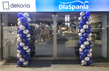 Kolumny balonowe jako dekoracja wejścia do salonu DlaSpania w Aleii Bielany