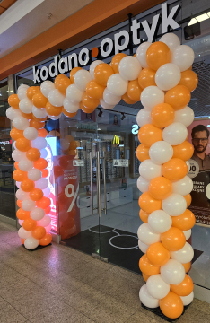 Kwadratowa brama zrobiona z balonów we wrocławskiej Galerii Dominikańskiej