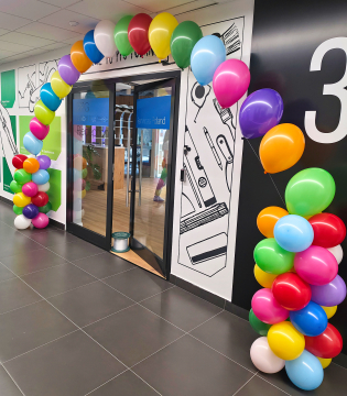 Balony z helem jako dekoracja wejścia do biura wrocławskiej firmy.