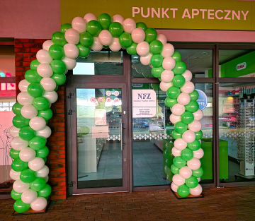Brama z balonów w Zamościu na otwarcie nowego punktu aptecznego grupy DrMax