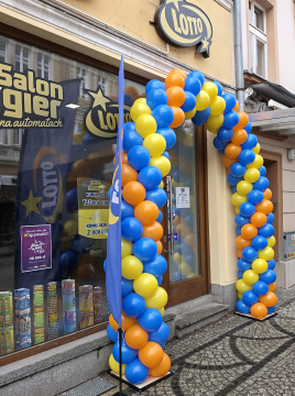 Trójkolorowa brama z balonów w centrum Jeleniej Góry dla salonu gier Lotto