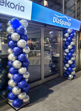 Kolumny balonowe jako dekoracja wejścia w Aleja Bielany do salonu DlaSpania