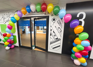 Łuk z balonówjako dekoracja wejścia do biura firmy z okazji urodzin