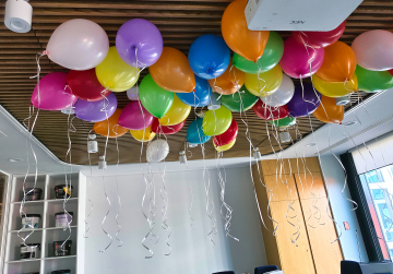 Balony z helem jako dekoracja w biurach firmy na urodziny