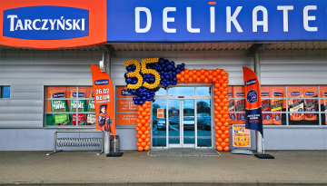 Urodzinowa brama z balonów jako dekoracja wejścia do sklepu firmowego Tarczyński
