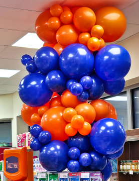 Organiczna dekoracja balonowa przy kasie sklepu firmowego tarczyński