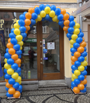 Brama z balonów w kształcie łuku w Jeleniej Górze