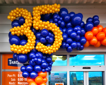 Urodzinowy akcent w dekoracji balonowej wejścia Liczba 35 wykonana z balonów jako dekoracja urodzinowa wejścia do sklepu firmowego