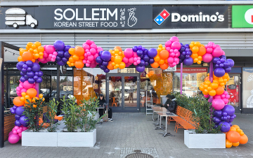 Organiczna brama z balonów na otwarcie restauracji Solleim w CH Ferio Gaj we Wrocławiu