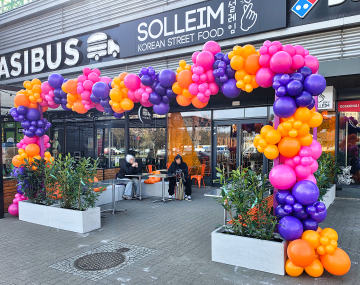 Organiczna dekoracja z balonów we Wrocławiu na otwarcie restauracji Solleim w CH Ferio Gaj