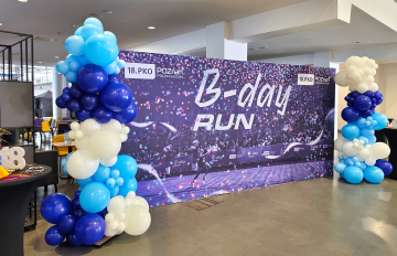 Organiczne kolumny z balonów jako dekoracja ścianki do zdjęć w hali MTP w Poznaniu.