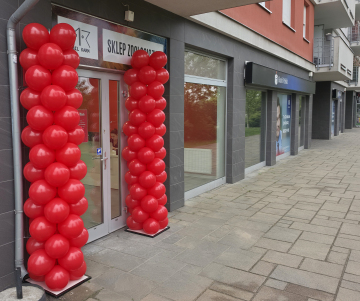 Czerwone kolumny balonowe we Wrocławiu Kolumny z balonów we Wrocławiu na ulicy Kamieńskiego na otwarcie nowego salonu Amplifon