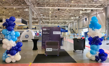 Organiczne kolumny z balonów jako dekoracja stanowiska dla biegaczy na 18 półmaratonie w Poznaniu