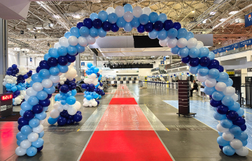 Brama z balonów w hali Międzynarodowych Targów Poznańskich na półmaraton.