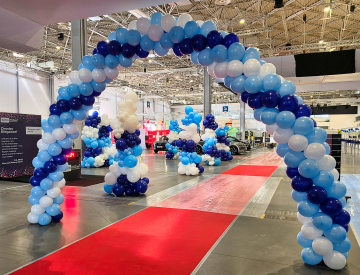 Dekoracje z balonów w hali MTP w Poznaniu na osiemnasty poznański półmaraton.