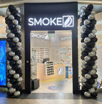 Srebrno-czarne kolumny z balonów w katowickiej Galerii Silesia