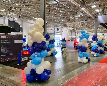 Organiczne dekoracje z balonów w hali MTP w Poznaniu.