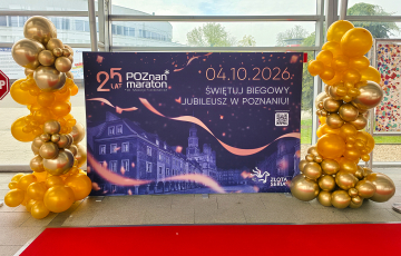 Złote kolumny z balonów jako dekoracja ścianki reklamowej w hali MTP w Poznaniu.