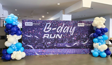 Balonowa dekoracja ścianki do zdjęć z okazji 18 poznańskiego półmaratonu w hali MTP w Poznaniu.