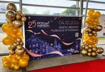 Kolumny z balonów ułożone w sposób organiczny w Poznaniu na terenie MTP.