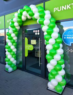 Brama z balonów w Różyńcu na otwarcie punktu aptecznego sieci DrMax