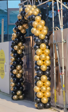 Widok z boku na nietypową bramę z balonów z ciekawym wzorem