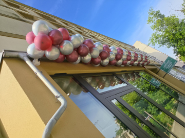 Girlanda balonowa na otwarcie salonu optycznego Girland zrobiona z balonów na otwarcie nowego salonu optycznego we Wrocławiu