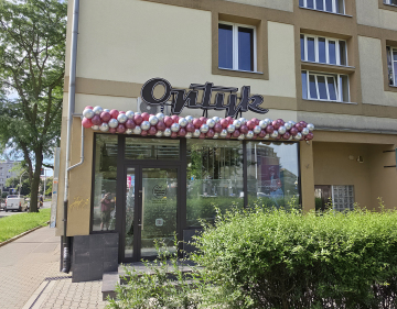 Dekoracja z balonów na placu Orląt Lwowskich we Wrocławiu na otwarcie Optyka Dekoracja balonowa na otwarcie nowego salonu optycznego we Wrocławiu