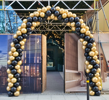 Brama z balonów z nietypowym wzorem ułożenia balonów