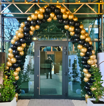 Brama z balonów w kształcie łuku dla dewelopera we Wrocławiu