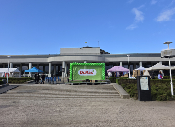 Balonowa dekoracja sceny koło Hali Stulecia