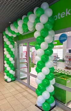 Wrocław, ulica Zwycięska, brama zrobiona z balonów jako dekoracja na otwarcie apteki DrMax