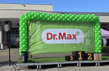 Dekoracja balonowa tła za podium dla zwycięzców Biegu Kobiet we Wrocławiu