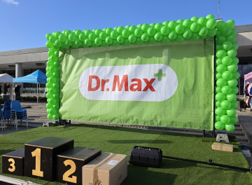 Dekoracja balonowa sceny na evencie plenerowym na pergoli we Wrocławiu