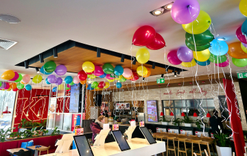 Kolorowe balony z helem pod sufitem restauracji KFC z okazji otwarcia.